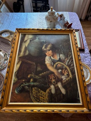Cuadro niño con perros y marco dorado