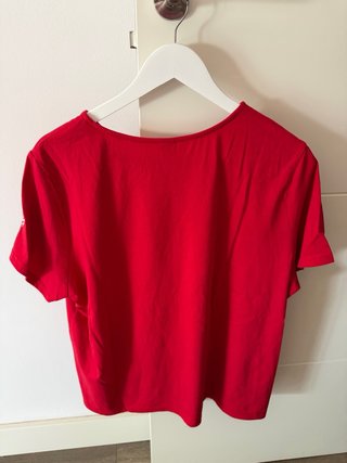 Camiseta roja con flores blancas