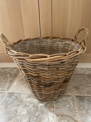 Cesta de mimbre beige y marrón
