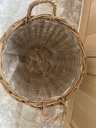 Cesta de mimbre beige y marrón