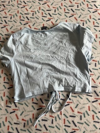 Camiseta azul fruncida con cordón talla M