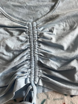 Camiseta azul fruncida con cordón talla M