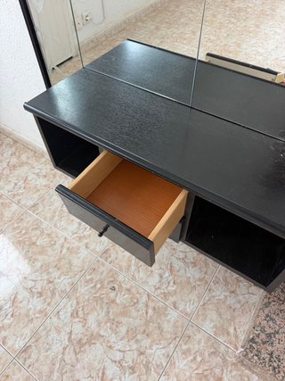 Mueble recibidor negro con espejo