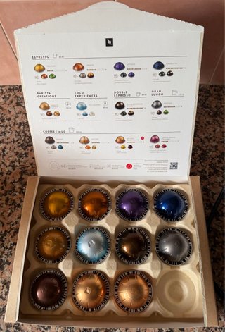 Cafetera Nespresso Vertuo Pop Negra + capsulas
