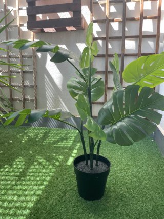 Planta artificial y cesto de mimbre regalo palmera