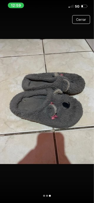Pantuflas grises con detalle rosa