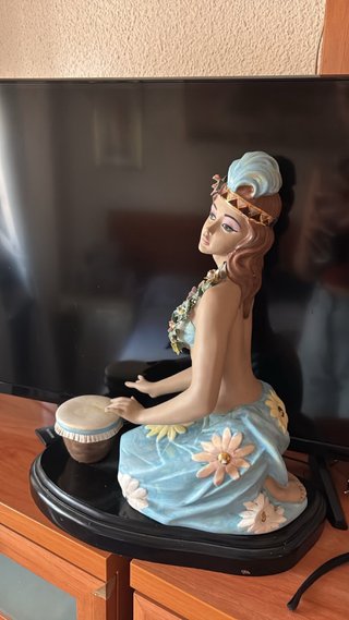 Figura porcelana mujer tocando tambor