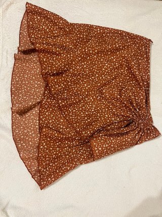 Falda marrón con estampado blanco y cremallera
