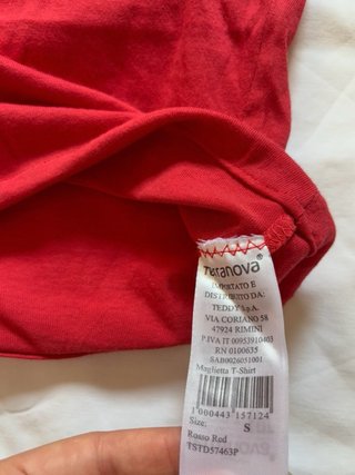 T-shirt rossa con scollo bianco vintage anni 2000