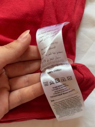 T-shirt rossa con scollo bianco vintage anni 2000