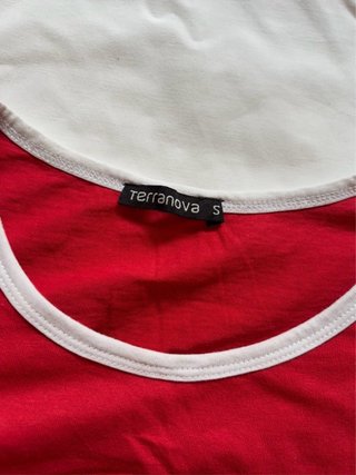 T-shirt rossa con scollo bianco vintage anni 2000