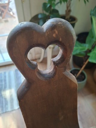 Banqueta de madera tallada con corazón