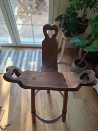 Banqueta de madera tallada con corazón