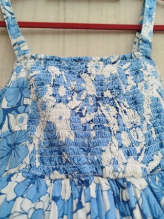 Vestido floral azul y blanco