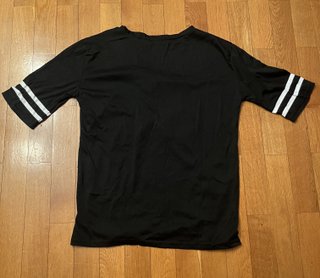 Camiseta negra con número 86