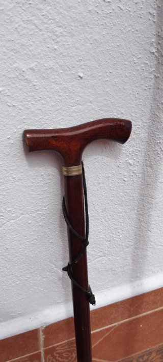 Dos bastones de madera