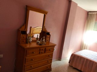Cómoda de madera para dormitorio