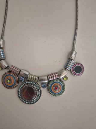Collar bisutería multicolor con detalles plateados