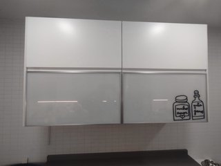 Mueble de cocina blanco y cristal