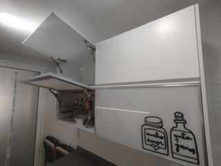 Mueble de cocina blanco y cristal