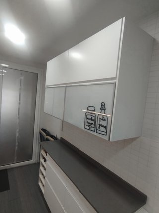 Mueble de cocina blanco y cristal