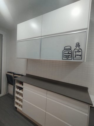 Mueble de cocina blanco y cristal
