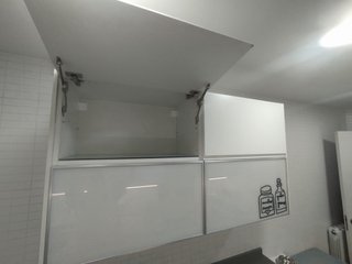 Mueble de cocina blanco y cristal