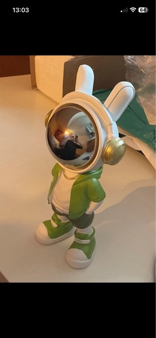 Figura Astronauta con Auriculares Dorados