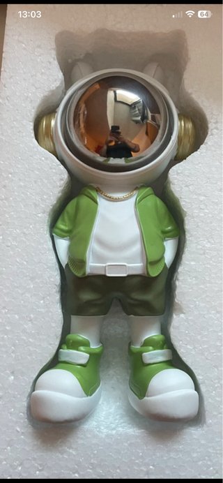 Figura Astronauta con Auriculares Dorados