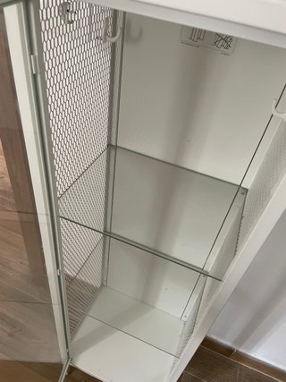 Vitrina de cristal y metal blanca