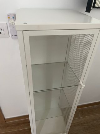 Vitrina de cristal y metal blanca