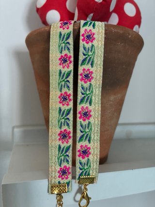 Gargantilla con flores estampadas