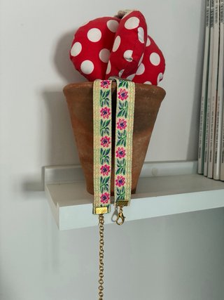 Gargantilla con flores estampadas