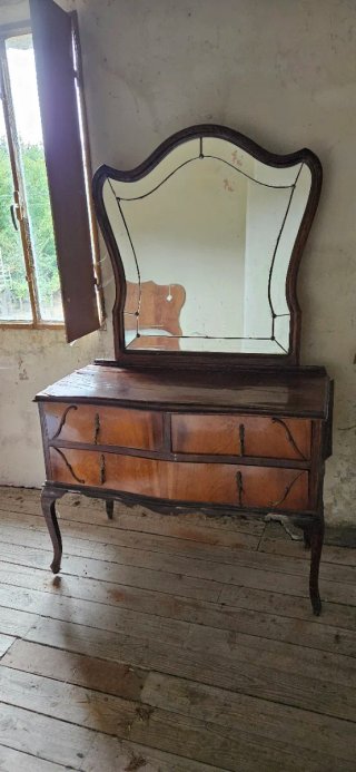 Cómoda antigua de madera con espejo