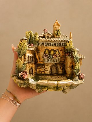 Villaggio in ceramica decorato