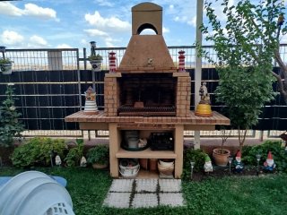 Barbacoa de obra de piedra y terracota