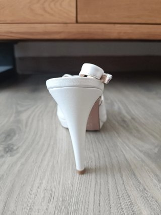 Zapatos de tacón blancos para boda
