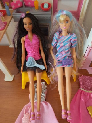 Casa maletín Barbie con muñecas.