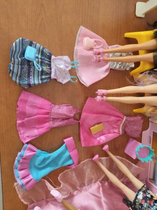 Casa maletín Barbie con muñecas.