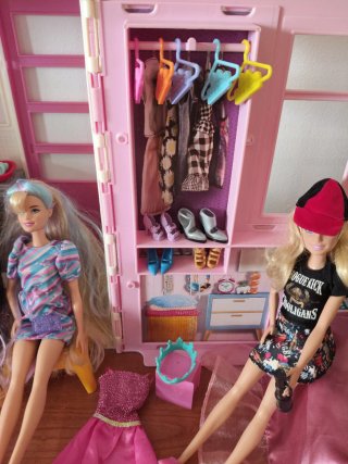 Casa maletín Barbie con muñecas.