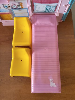 Casa maletín Barbie con muñecas.