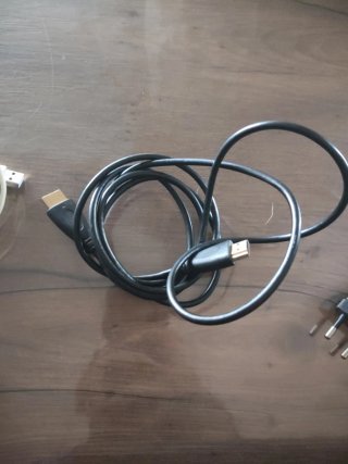 PS4 (PlayStation 4) Negra con mandos y cables