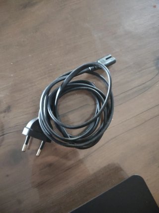 PS4 (PlayStation 4) Negra con mandos y cables
