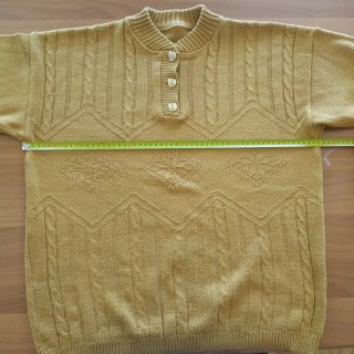 Maglione senape con bottoni