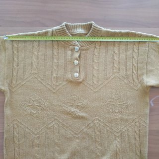 Maglione senape con bottoni