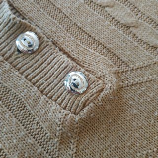 Maglione senape con bottoni
