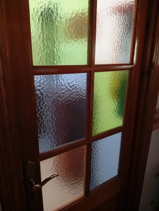 Puerta madera maciza con cristales de colores