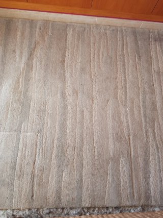 Alfombra mullida gris claro