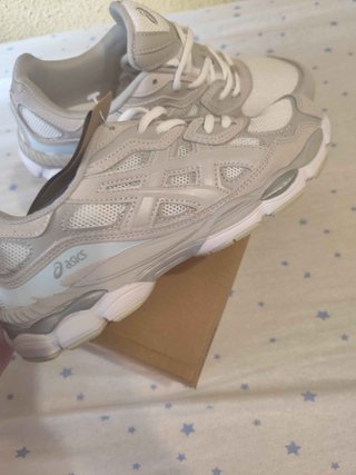 Zapatillas Asics Beige y Blancas