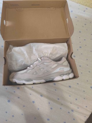 Zapatillas Asics Beige y Blancas